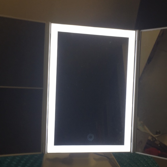 AirExpert trifold LED make up mirror - Picture 6 of 7